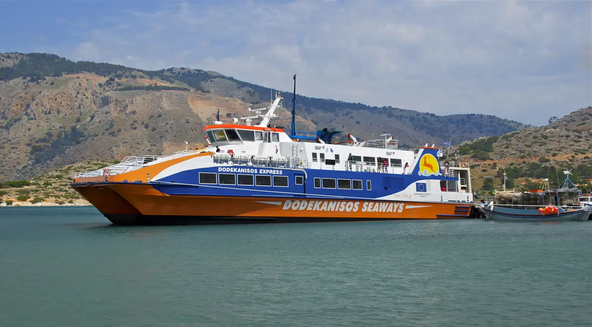 Dodekanisos Express i Panormitis på Symi, en av färjorna i Dodekaneserna