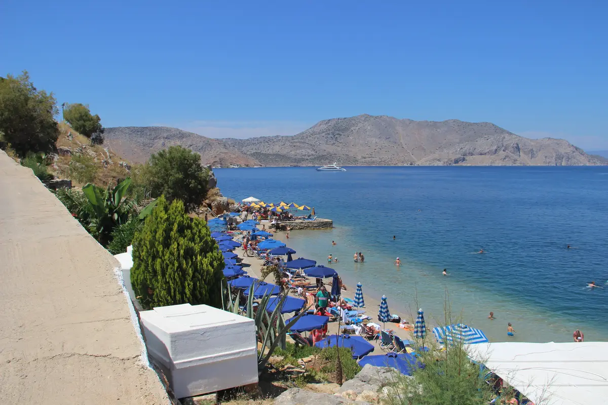 Klart vatten vid Nos strand på Symi