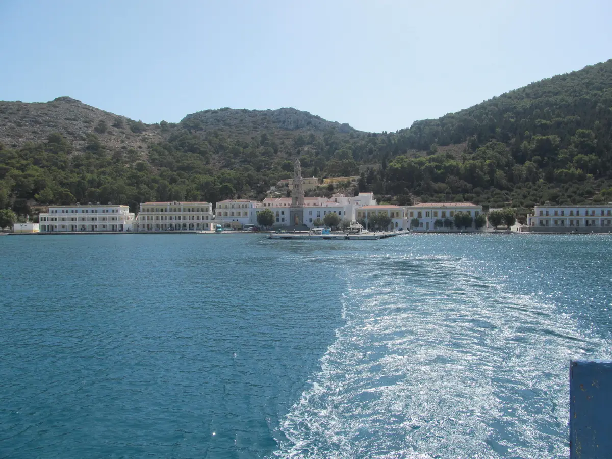 Panormitis-klostret vid den skyddade viken på sydvästra Symi