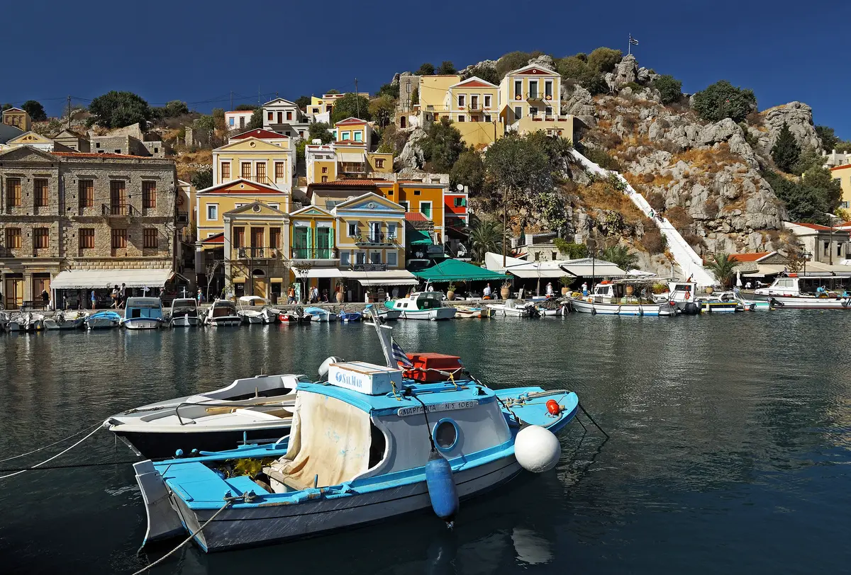 Fiskebåtar i Gialos hamn på Symi