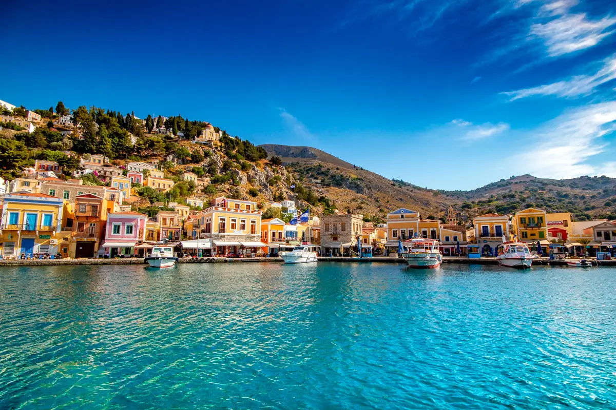Gialos hamn och de neoklassiska husen som klättrar upp mot Chorio på Symi